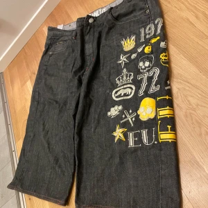 Baggy ecko jorts  - Fett baggy jättesnygga ecko jorts 🔥🔥🔥 med jättefina broderingar och tryck 🥰bra skick också 🙏🏻 