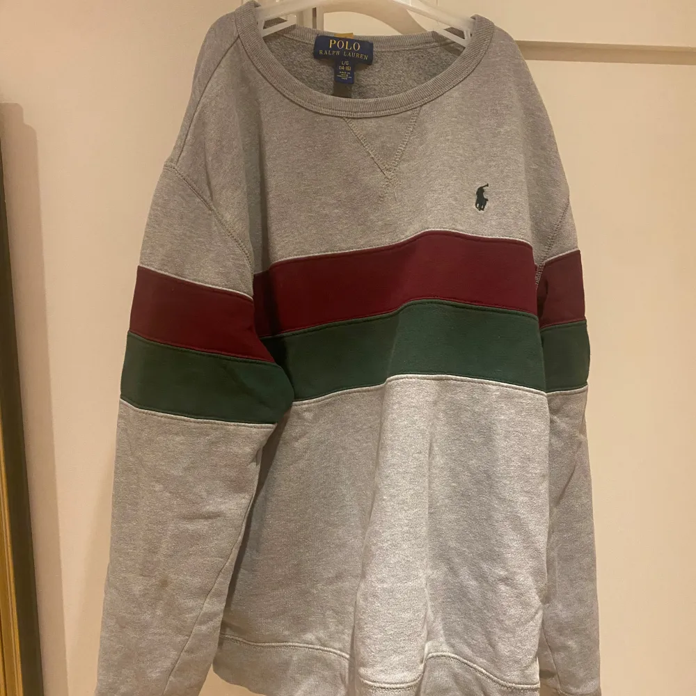 Säljer en snygg grå tröja från Polo Ralph Lauren i storlek 14-16 år men passar exakt som S!! Säljer pga att den är för liten. Skick:8/10, använt ett par antal gånger men inga deflekter. Nypris:2299kr Mitt pris:450kr. Priset är ej hugget i sten! Tveka inte på att fråga😀. Tröjor & Koftor.