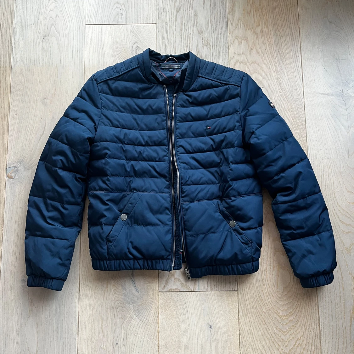 Mörkblå barnjacka från Tommy Hilfiger