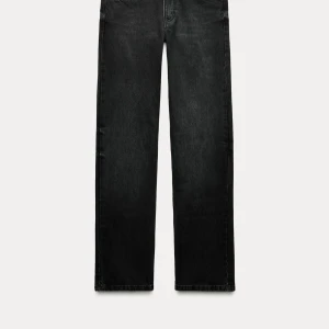 Svarta jeans lowaist - Säljer ett par snygga svarta jeans i straight fit och låg midja❤️ Perfekta för höst och vinter! (Helt nya med prislapp, aldrig använda alltså! Nypris 400kr)