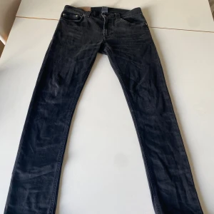 Dondup jeans - Säljer ett par tvär fet Dondup George jeans i storleken 33, inga fläckar eller skador ny pris på dessa jeans ligger runt 3000kr mitt pris 849kr!! Frågor eller funderingar är det bara att höra av dig!!!!!!