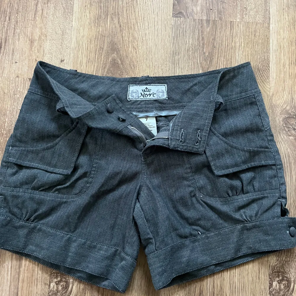 Fina grå shorts från Nori. Använda en gång av mig. Storleken är ”7” men skulle säga att de passar s/xs. Shorts.