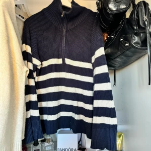 Randig stickad tröja från BikBok - Säljer en superfin stickad tröja från BikBok i storlek S. Den är mörkblå med vita ränder och har en halv dragkedja vid halsen. Skulle säga att den passar både M och S, då jag själv är en M! Köpt för 599 kr