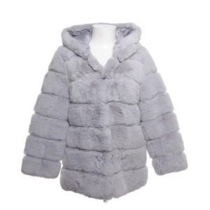 Grå pälsjacka med huva - Supermysig grå pälsjacka med huva, perfekt för kalla vinterdagar. Jackan har en fluffig och mjuk känsla, vilket gör den både stilren och bekväm. Perfekt för att hålla sig varm och snygg under vintern! Pris kan diskuteras 