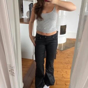 Lågmidjade skinnbyxor  - Säljer dessa snygga lågmidjade skinnbyxor från only💖😻 