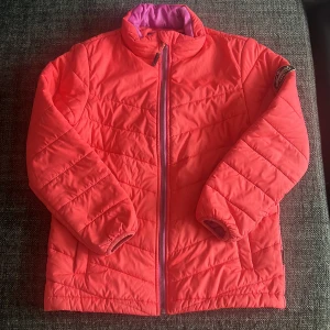 Rosa/röd dunjacka från Newport - Säljer en rosa/röd dunjacka i barnstorlek 140