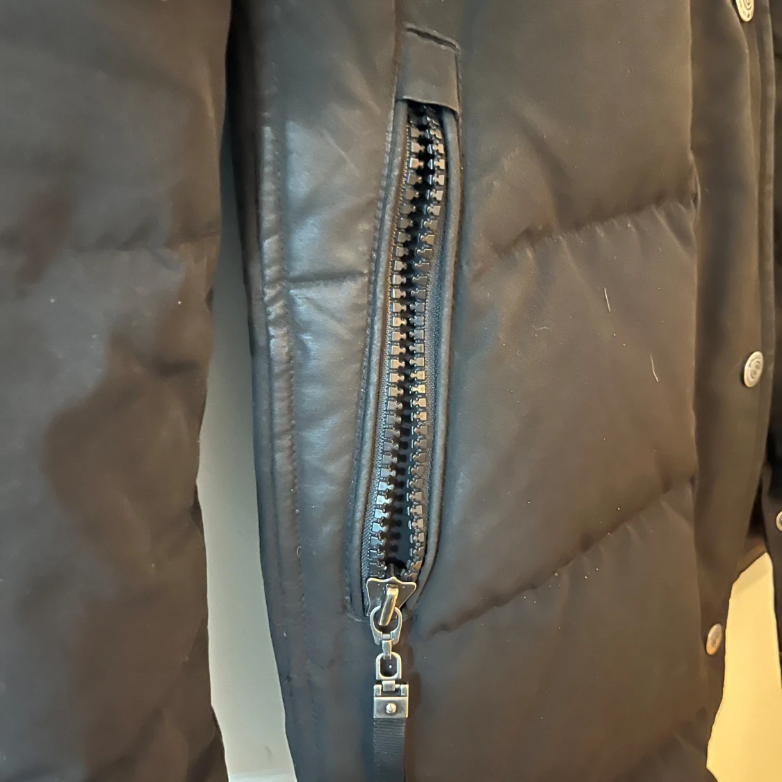 Svart dunjacka från Hollies - 92