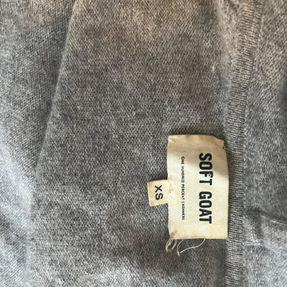 Säljer min älskade soft goat Kashmir zip i jätte bra skick. Strlk xs men passar s. Tröjor & Koftor.