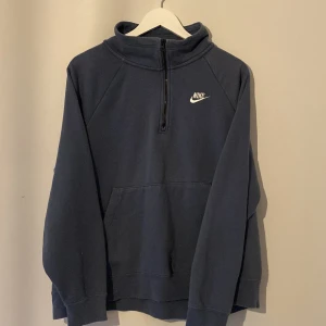 Nike sweatshirt  - Säljer denna Nike tröjan som är helt ny från en amerikansk hemsida då den inte passade. Den är jättemjuk i tyget. På en person som brukar ha storlek S är den oversized men inte för mycket. Bilder på finns, kontakta🩷