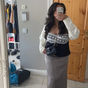 Svart Tubtopp med design - En gullig och somrig topp från shein, super hållbart material och känns som helt ny. Trots att den användes ett par gånger denna sommar. Köper du fler saker från mig får du allt för ett billigare pris! 