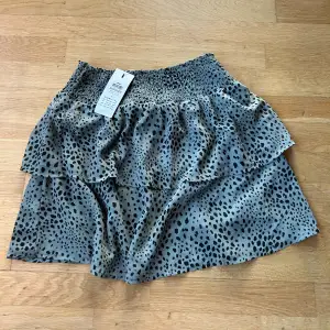 Säljer en superfin grön leopardmönstrad kjol från ONLY. Den har en smockad midja och volangdetaljer som ger en söt och fladdrig look. Helt ny med lapparna kvar 💚🐆✨