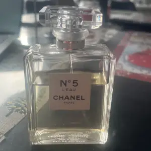 Säljer en elegant flaska Chanel N°5 L'Eau.  Nypris i affären ligger på ca 1900 för 100ml. Jag har ca 80% kvar & säljer för 800kr. 