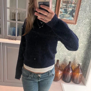 Mörkblå stickad tröja - Säljer en mysig mörkblå stickad tröja i ull med lång ärm. Den är i jätte bra skick, endast använd 2 ggr. Nypris 600kr mitt pris 289kr 