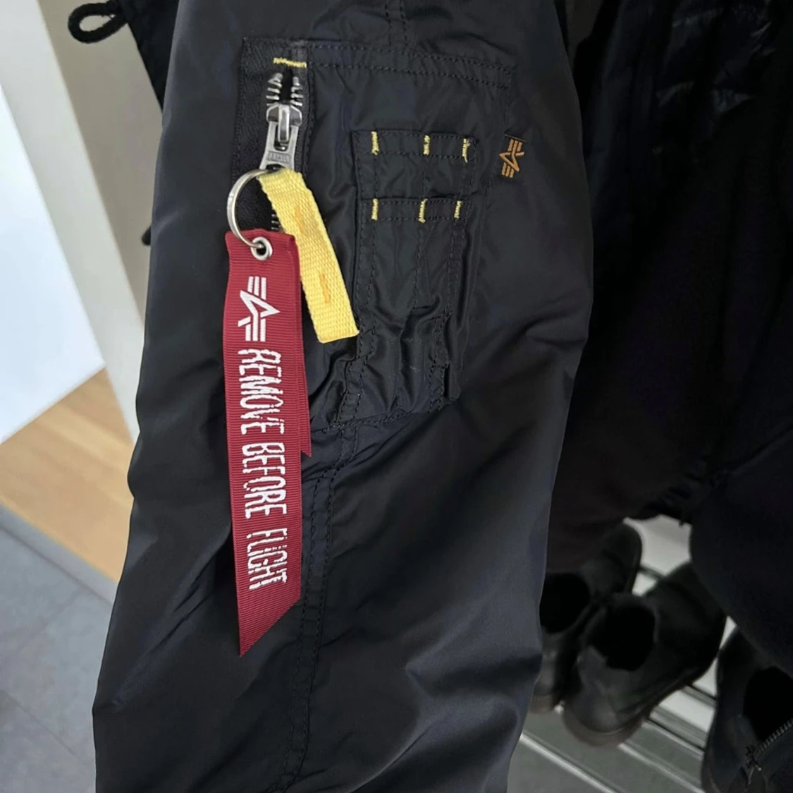 Svart jacka med päls från Alpha Industries - 93