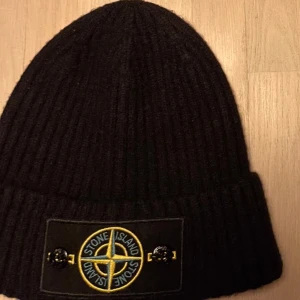 Stone island mössa - Säljer denna mössa inga defekter finns påse den är lite skadad men annars är den äkta och allt