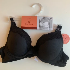 Svart bh från Emilia - Bh från Emilia i storlek 75A. 