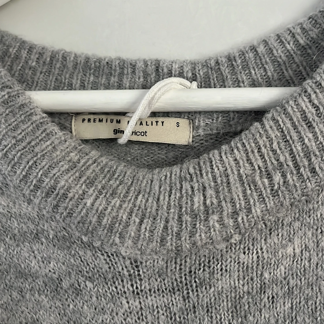 Grå stickad tröja från Gina Tricot - 91