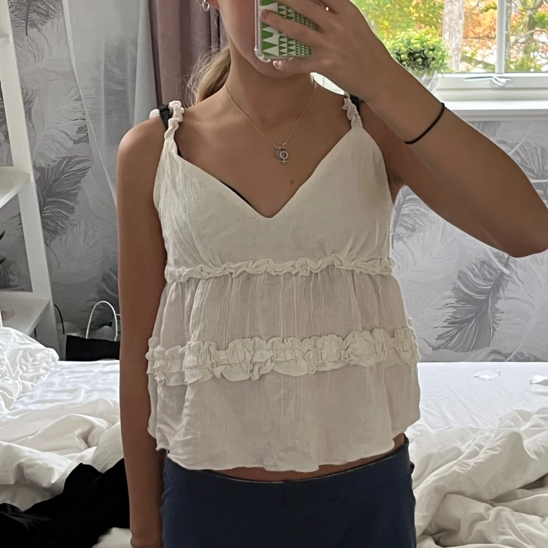Vit topp med volangdetaljer