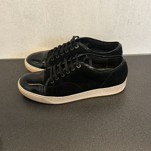 Svarta sneakers från Lanvin - Säljer dessa lanvins i storleken uk 9,5 vilket motsvarar eu 44/45 de är i extremt bra skick, de var för stora när jag fick de därför säljer jag de, inga defekter, skosnören tillkommer , pris kan diskuteras vid snabb affär