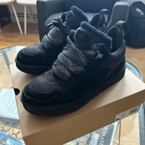 Ugg Lowmel - Nya Uggs Lowmel i färgen svart, säljer pågrund av att storleken var stor på mig, då jag har 42. Box och allt ingår, kvitto på mail finns även.