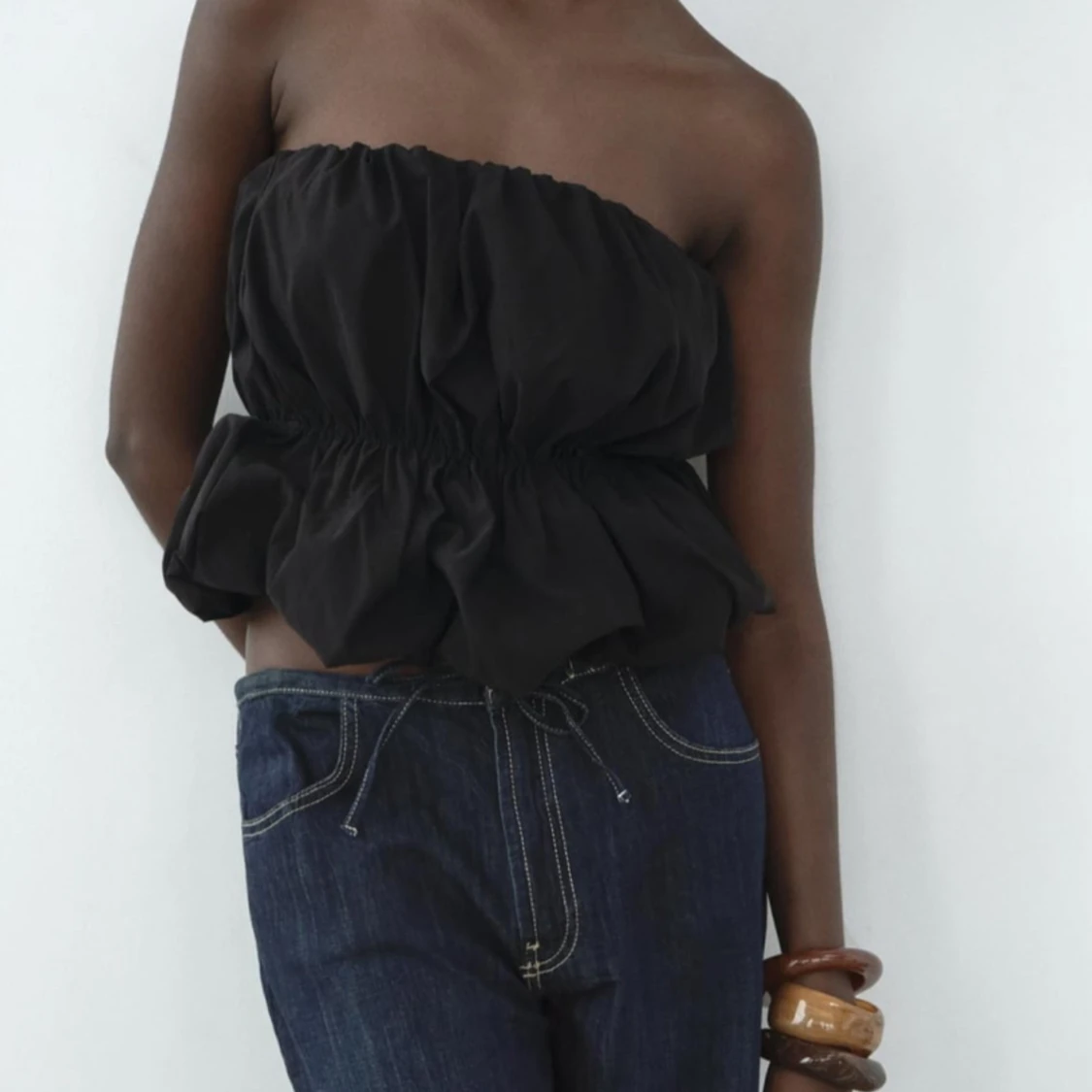 Svart axelbandslös topp
