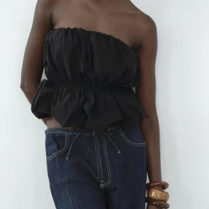 Svart axelbandslös topp - Supersnygg axelbandslös topp perfekt till fest💋🕺🤩⭐️❤️