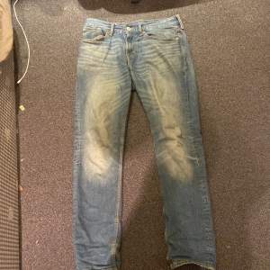 Säljer ett par blå slim fit jeans från H&M i storlek 30/32. De har en klassisk femficksdesign och är i bra skick med lite slitage för en cool, använd look. Perfekta för vardagsbruk!