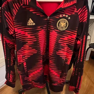 Tyskland kofta / fotbolls kofta  - Hej säljer denna fina fotbolls kofta, använd 2-3 gånger och det är fast pris eftersom skicket, Kan skickas om det önskas 