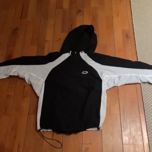 Cortiez vindjacka - Den är helt ny, jag har använt den några gånger men märkte att det inte riktigt var min stil. Jackan är stl S men är oversized i storleken. Skriv vid mer frågor! Pris kan diskuteras vid snabbt köp! 