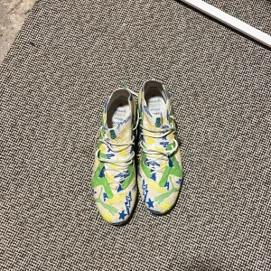 Puma FOTBOLLSKOR neymar jr future ultimate  - Säljer dom på grund av att dom är för små dom är i bra skick inget hål eller annnan skada men dom är kanska smutsiga men om man tvättar dom ska dom någ se utt som nya dom kostade 2500 original pris. Storlek 42