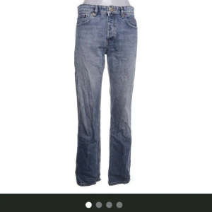 Ljusblå zara jeans  - Ljusblå low waist/ mid waist jeans ifrån zara, bra skick och väldigt fina på! Säljer då jag inte får användning för dem längre!☺️ pris kan diskuteras!!