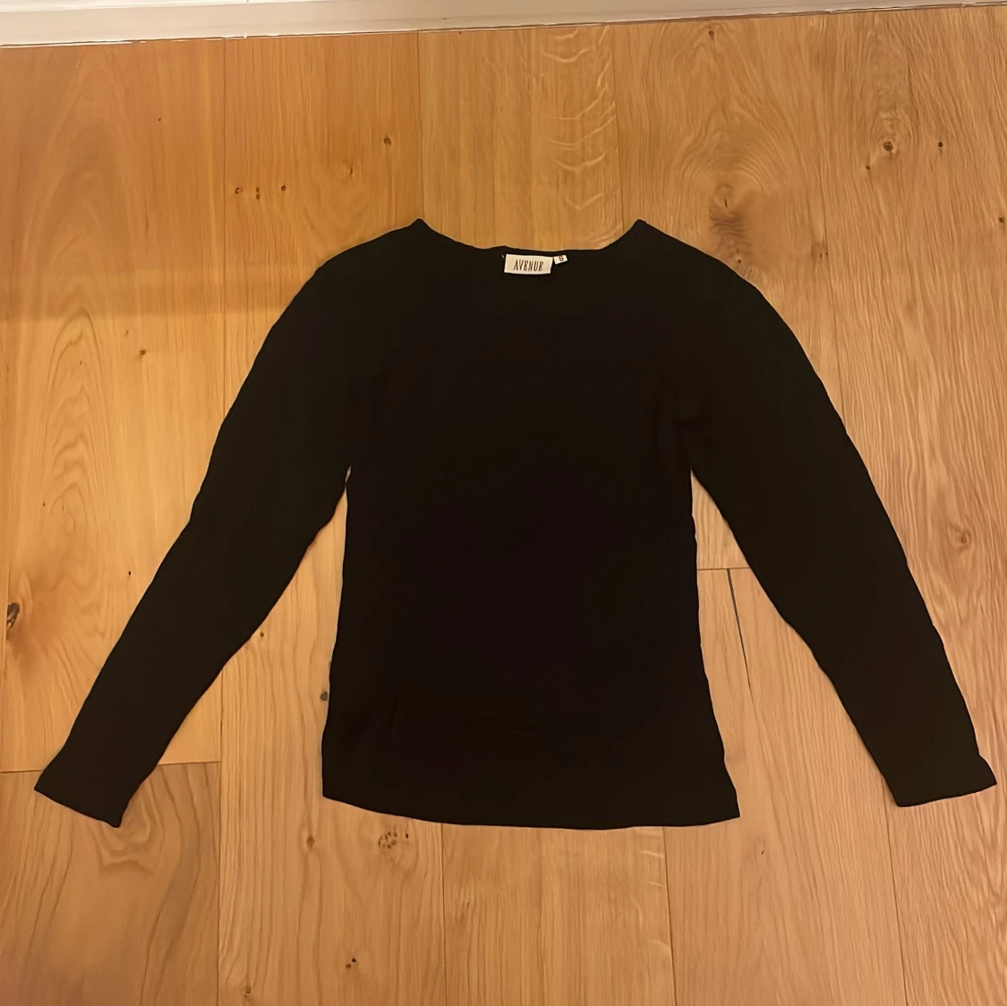 Svart tröja från Avenue