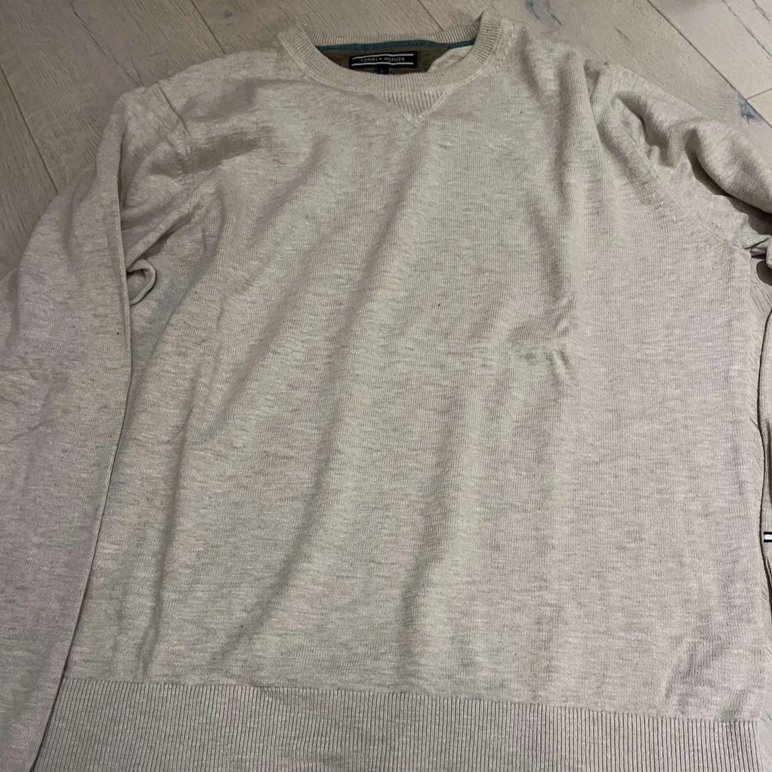 Grå tröja från Tommy Hilfiger - 90
