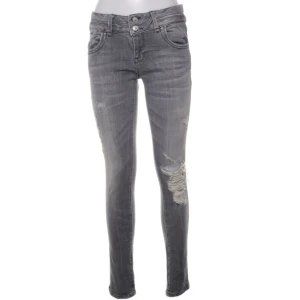 Grå jeans från LTB - Snygga grå jeans från LTB. De har en cool slitning vid knät. Jeansen är i bra skick och har en låg midja med knappar. 