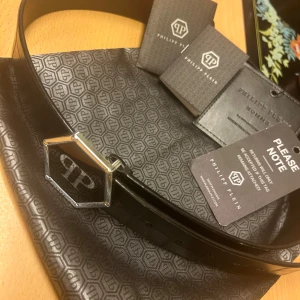 Philipp Plein Bälte - Lite slitet på bandet(se bilden) men annars helt felfri  Mått:105cm  Nypris:5000
