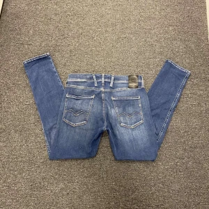 Replay anbass jeans - Säljer ett par trendiga replay anbass jeans i storleken 33/32. De är i väldigt bra skick. De har en slim passform. Perfekta för vardagen och kan matchas med det mesta. Byxorna är nästintill nya då det blev ett litet sneköp och inte använts så mycket. Priset är inte hugget i sten så att säga😉 Hör av er vid funderingar och liknande!