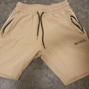HUGO BOSS SHORTS - Hej säljer ett par hugo boss shorts storlek S Skick 9/10 säljs på grund av att använder sällan. Hör av er vid frågor 🙌🏼🙌🏼