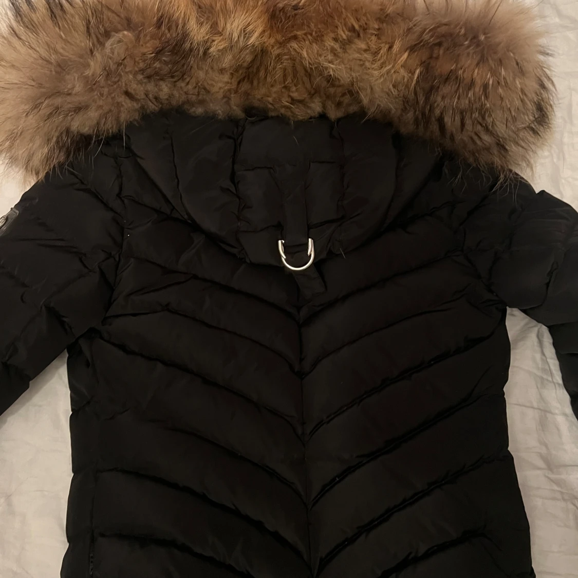 Svart dunjacka med pälsdetaljer - 90