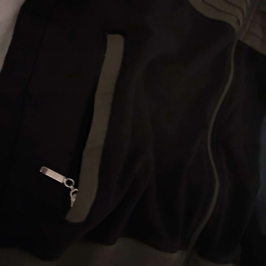 Svart och grön tröja med dragkedja - 92