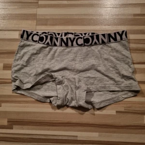 Grå och vita boxertrosor  - Säljer två par boxertrosor i grått och vitt.