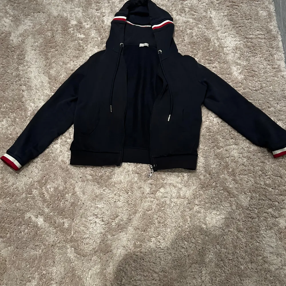 Hej! Säljer nu en moncler zip i ett väldigt bra skick.. Hoodies.