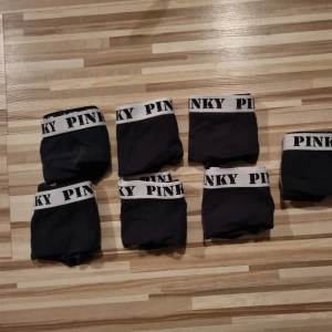 Flicktrosor - 5 st flicktrosor svarta med vit kant och ett par randiga i begagnad skick.