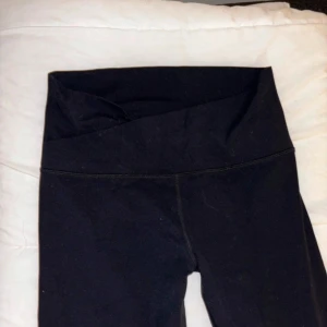 Svarta leggings - Säljer ett par svarta leggings i bra skick. De är högmidjade och har en tight passform, perfekta för träning eller vardagsbruk. Materialet är mjukt och stretchigt, vilket gör dem bekväma att bära hela dagen.