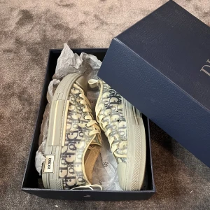 Dior skor - Tja! Säljer ett par snygga Dior sneakers i mycket bra skick. De har ett coolt monogrammönster! Riktigt eftertraktade!  Perfekta för både vardag och fest! Skorna kommer i originalkartong! Storlek 41 men sitter som 42! Nypris 8000❌Mitt pris 2699✅Fråga vid minsta lilla fundering!😝