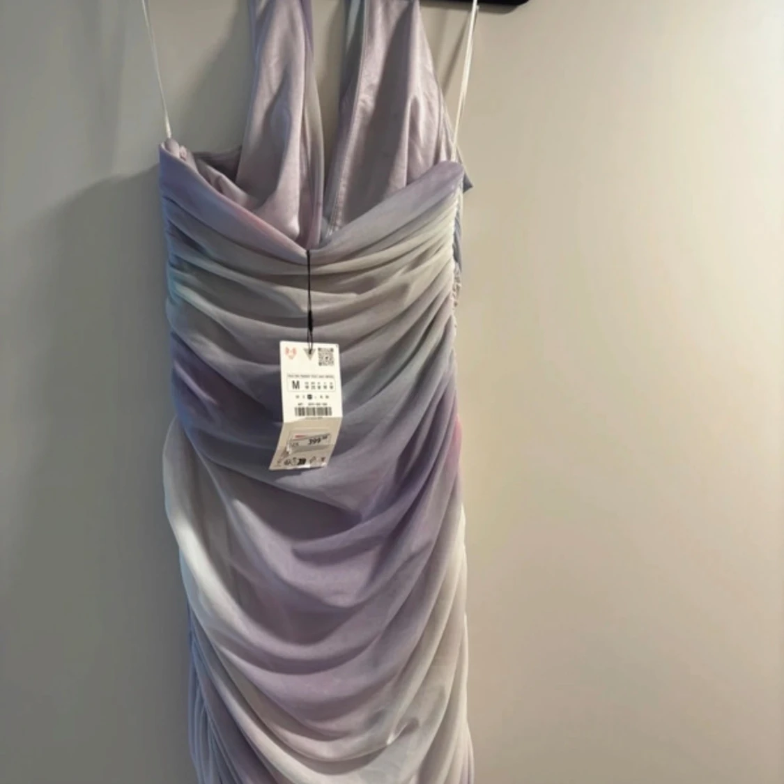 Flerfärgad draperad klänning - 90