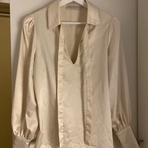 Blus - Fin blus. Säljer då den inte kommer till användning.