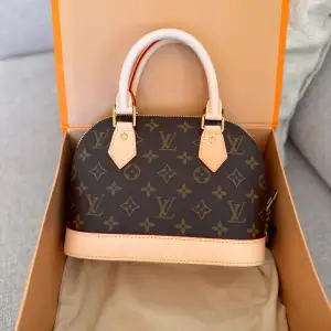 Säljer en ALMA BB från Louis Vuitton i mycket bra skick. Väskan har det klassiska monogrammönstret och är tillverkad i skinn. Den har en dragkedja och kommer med lås och nycklar. Så otroligt fin väska som både passar till vardags som till utekväll. 