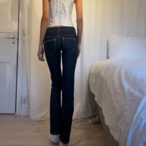 Mörkblå jeans med bootcut - Säljer ett par snygga mörkblå raka jeans. De  är i mycket bra skick. Perfekta för både vardag och fest! Storlek 29/32
