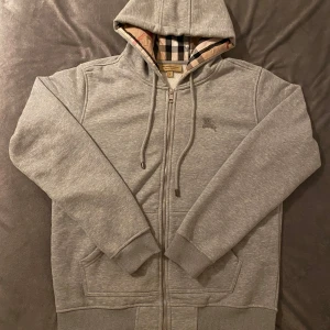 Burberry Hoodie - Tja. Jag säljer nu min hoodie eftersom det är lite brist på pengar 😄. Koftan har jag haft i nästan 2 veckor och har använd den kanske 3 gånger. Den är i princip helt ny. Perfekt för vintern som kommer nu men även alla andra säsonger. Bekväm och stilig. Priset kan diskuteras vid snabb affär. 