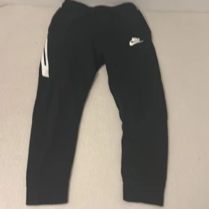 Nike tech byxor från nike - Säljer ett par svarta nike tech byxor från nike som är för små för mig. De är helt nya men var ett storlek för litet för mig. Jag säljer den för att andra ska njuta med den här varan.